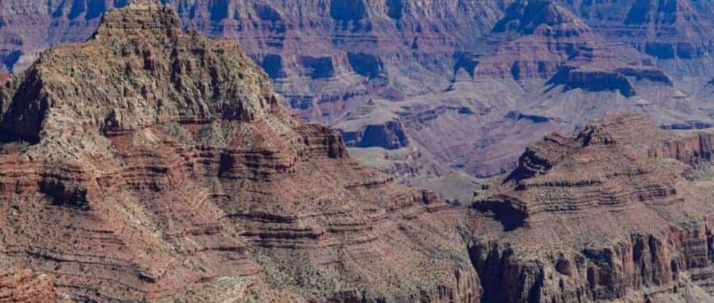 Photo du grand canyon et de ses couches géologiques planes qui s'étendent sur des centaines de km