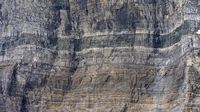 Les couches géologiques et les fossiles témoignent-ils de l’évolution ou du déluge ?